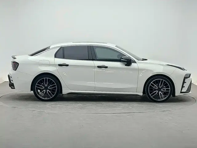 Lynk & Co 03 — Фото автомобиля 3