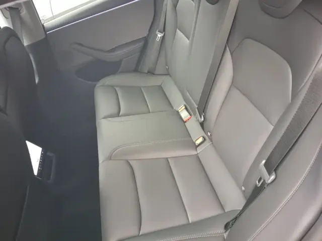 Tesla Model 3 — Фото автомобиля 16