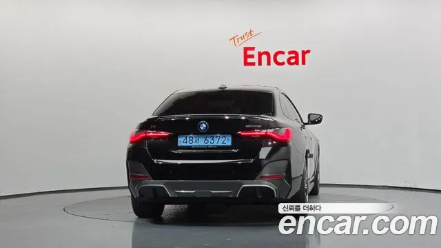 BMW i4 — Фото автомобиля 4