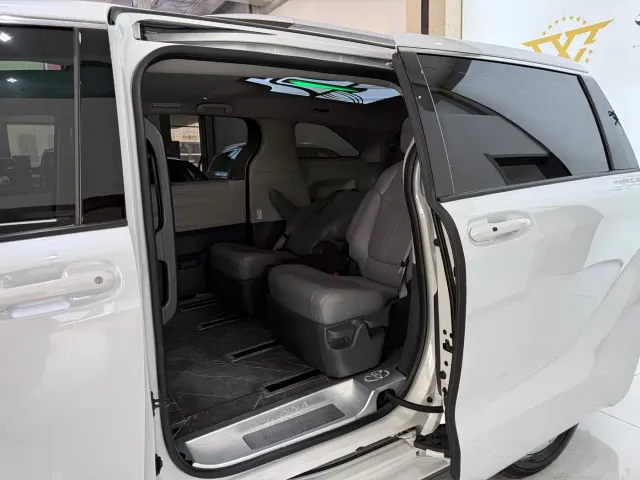 Toyota Sienna — Фото автомобиля 8