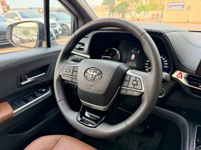 Toyota Sienna — Фото автомобиля 5