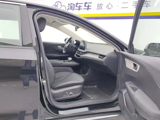 Hongqi E-QM5 — Фото автомобиля 8