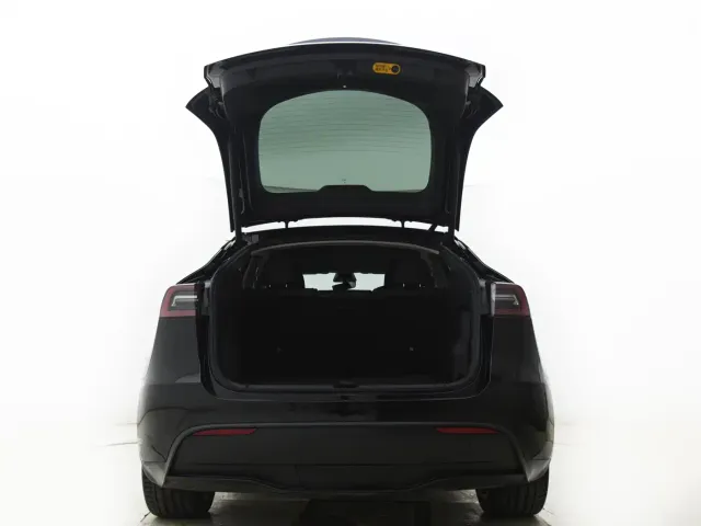 Tesla Model Y — Фото автомобиля 9