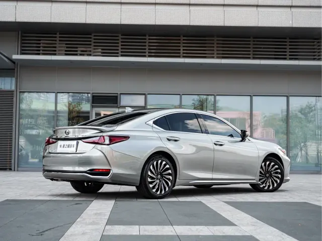 Lexus ES — Фото автомобиля 6