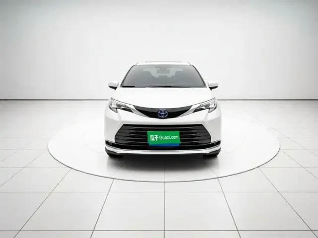 Toyota Sienna — Фото автомобиля 2