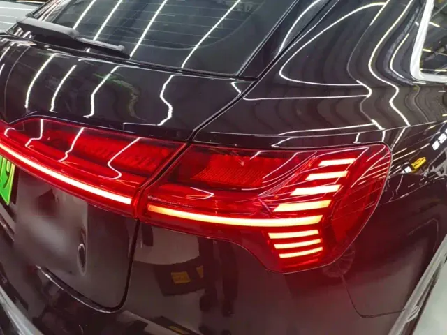 Audi e-tron — Фото автомобиля 7