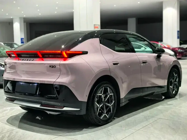 Lynk & Co Z20 — Фото автомобиля 4