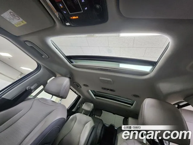 Kia Carnival Generation 4 — Фото автомобиля 15