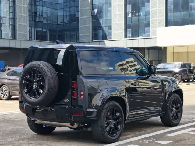 Land Rover Defender — Фото автомобиля 12