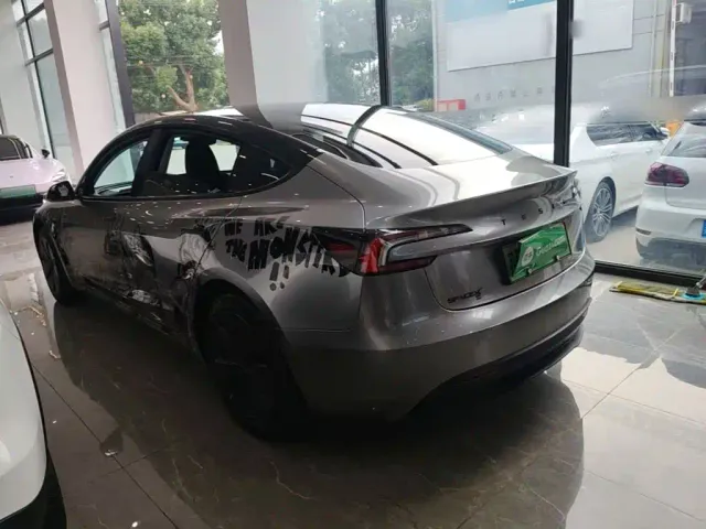 Tesla Model 3 — Фото автомобиля 4