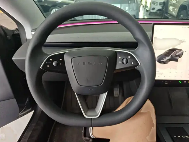 Tesla Model 3 — Фото автомобиля 10