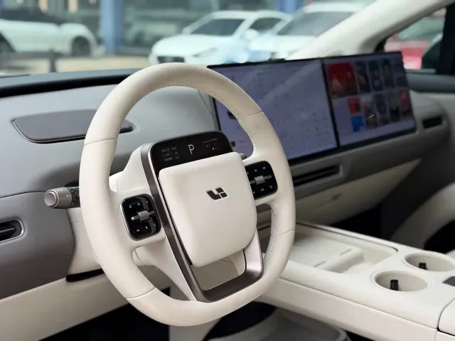Li Auto i8 — Фото автомобиля 7