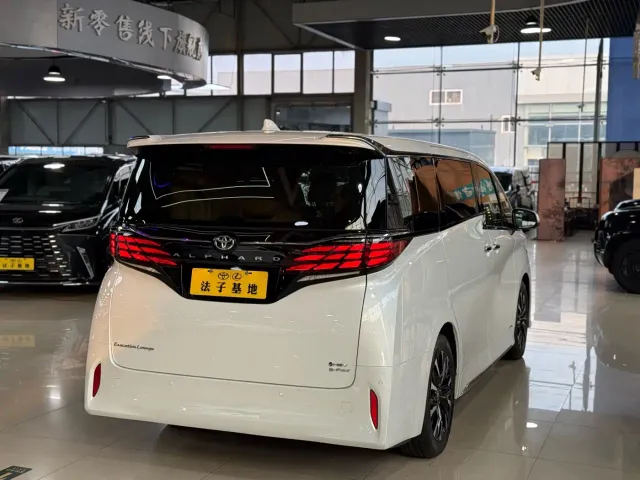 Toyota Alphard — Фото автомобиля 24