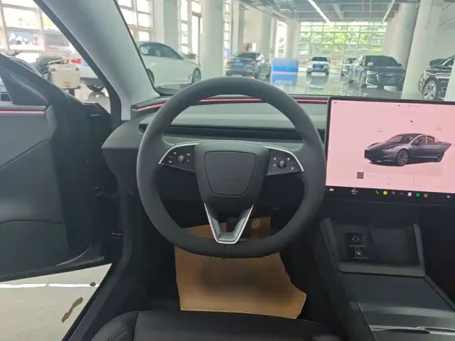 Tesla Model 3 — Фото автомобиля 10