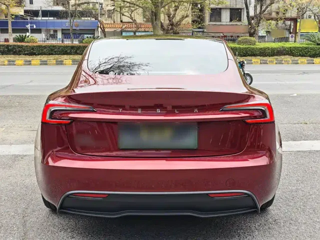 Tesla Model 3 — Фото автомобиля 5