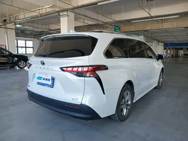 Toyota Sienna — Фото автомобиля 6