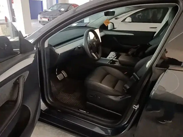 Tesla Model Y — Фото автомобиля 15