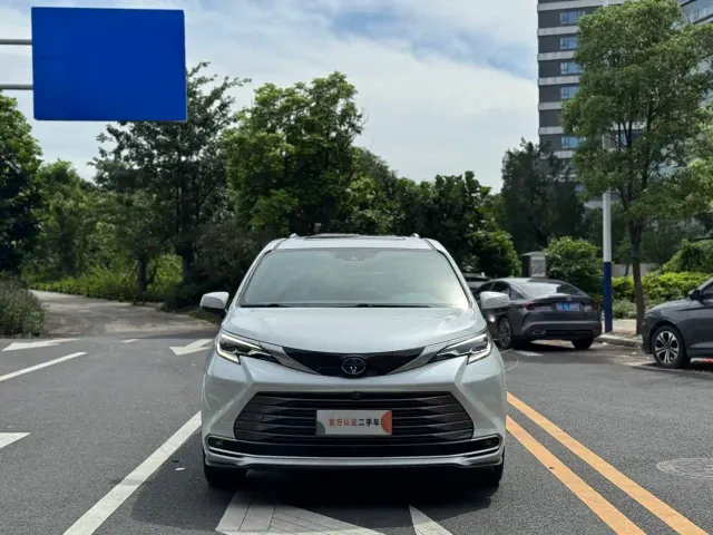 Toyota Sienna — Фото автомобиля 2