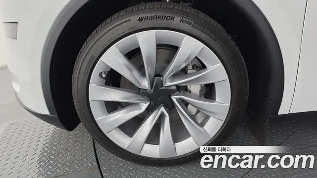 Tesla Model Y — Фото автомобиля 4