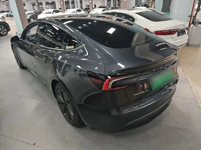 Tesla Model 3 — Фото автомобиля 4