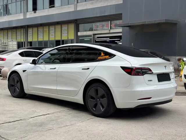 Tesla Model 3 — Фото автомобиля 12