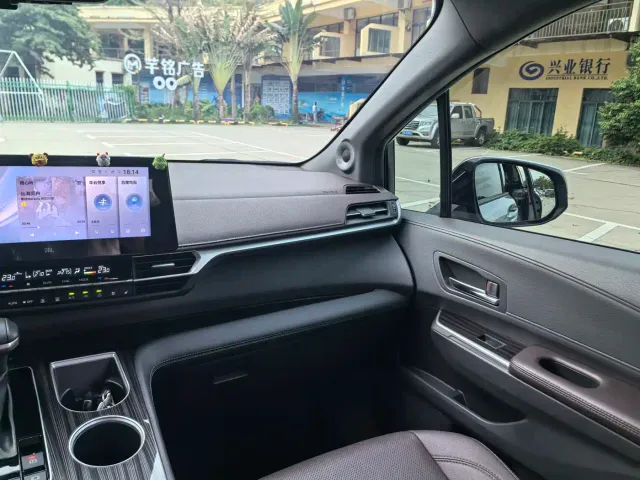 Toyota Sienna — Фото автомобиля 16