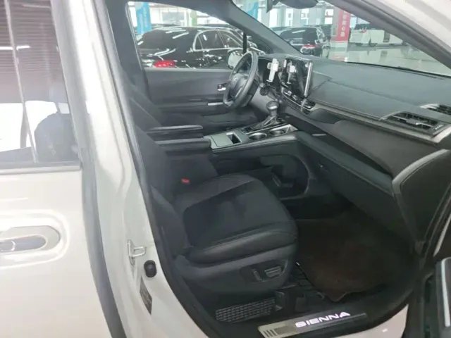 Toyota Sienna — Фото автомобиля 24