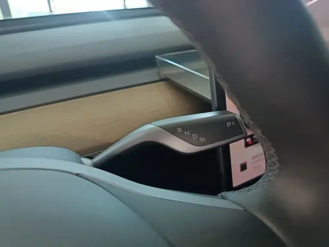 Tesla Model Y — Фото автомобиля 13