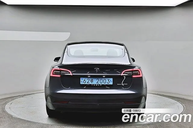 Tesla Model 3 — Фото автомобиля 2