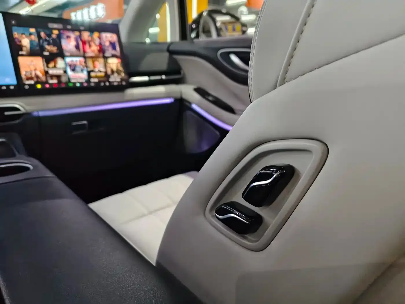 Voyah Auto Voyah Dreamer 2025 PHEV AWD Excellent Kunpeng Edition — Фото автомобиля 4