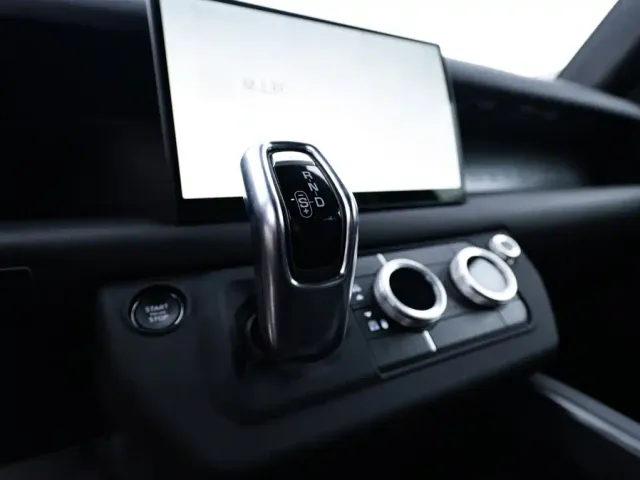 Land Rover Defender — Фото автомобиля 15
