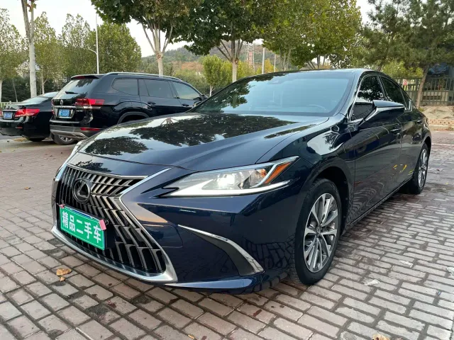 Фотография автомобиля — Lexus ES