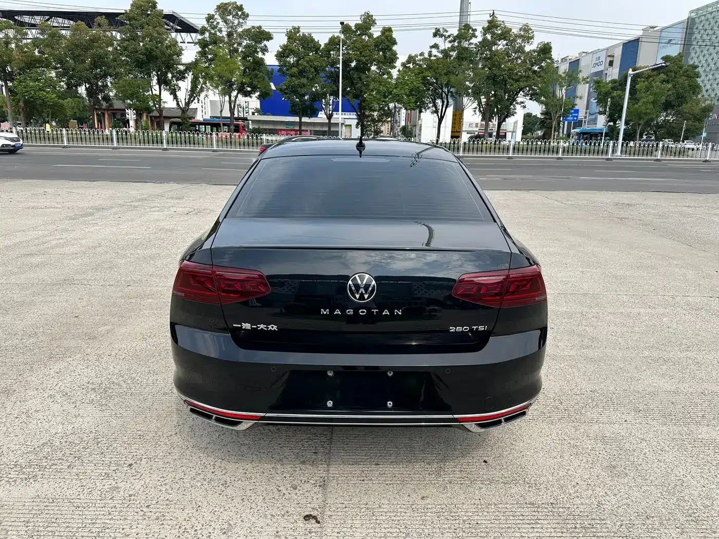 Volkswagen Magotan 2023 Model 2 Million Units Commemorative Edition 280TSI DSG Leading Version — Фото автомобиля 4