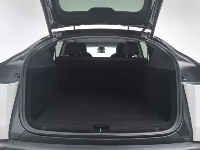 Tesla Model Y — Фото автомобиля 16