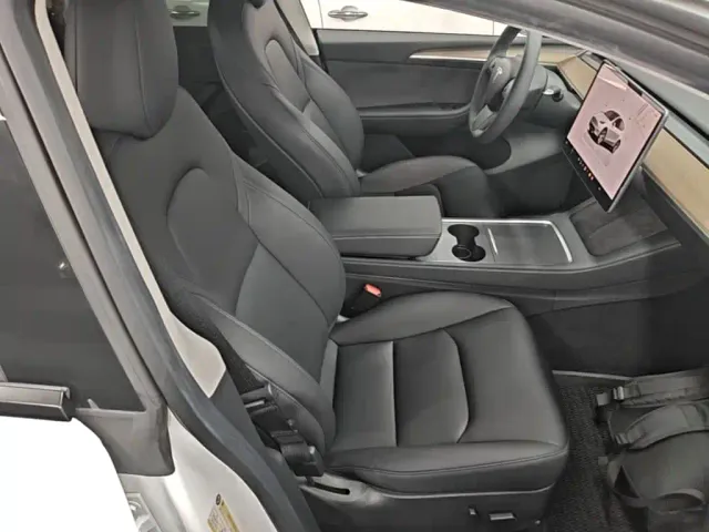 Tesla Model Y — Фото автомобиля 24