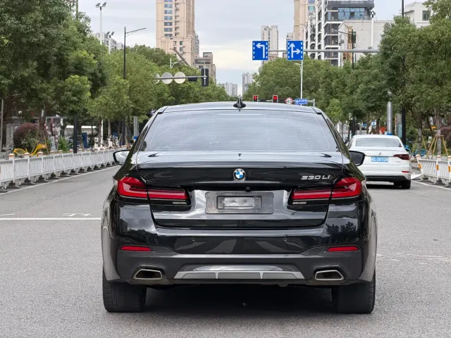 BMW 5 Series — Фото автомобиля 16