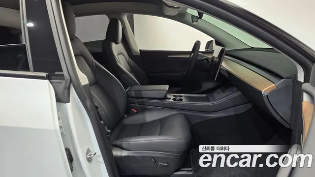 Tesla Model Y — Фото автомобиля 16