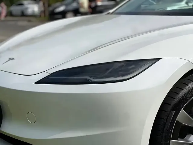 Tesla Model 3 — Фото автомобиля 10