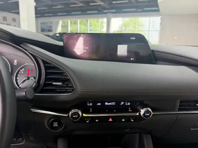 Mazda Axela — Фото автомобиля 11