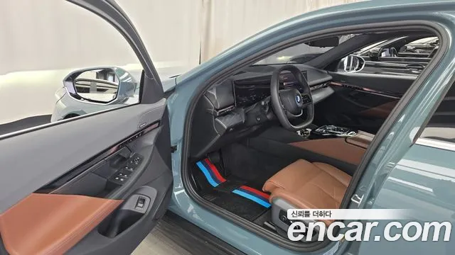 BMW i5 G60 — Фото автомобиля 10