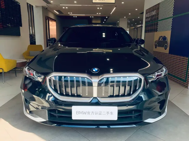BMW 5 Series — Фото автомобиля 3