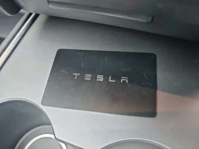 Tesla Model Y — Фото автомобиля 8