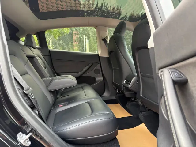 Tesla Model Y — Фото автомобиля 11
