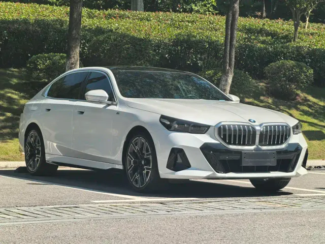BMW 5 Series — Фото автомобиля 3