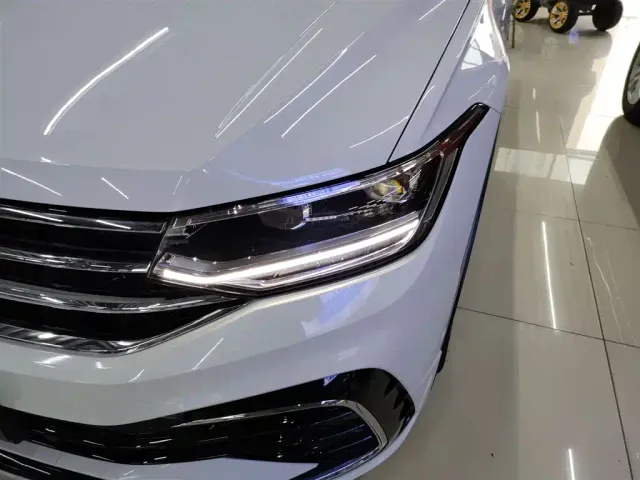 Volkswagen Tiguan L — Фото автомобиля 17