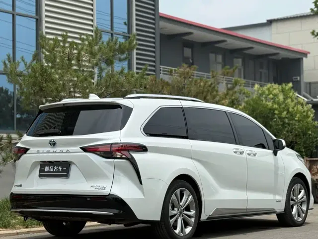 Toyota Sienna — Фото автомобиля 9