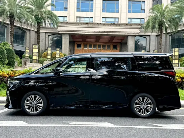 Toyota Alphard — Фото автомобиля 3