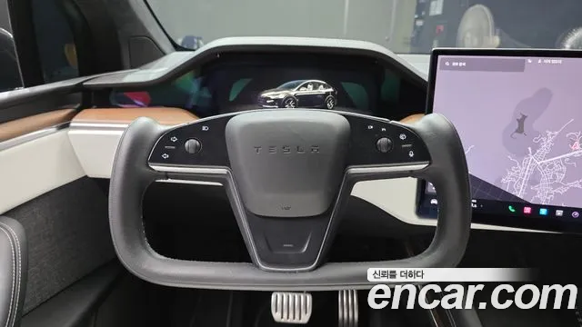 Tesla Model X — Фото автомобиля 13