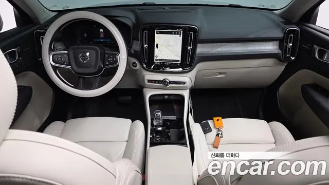 Вольво XC40 — Фото автомобиля 7
