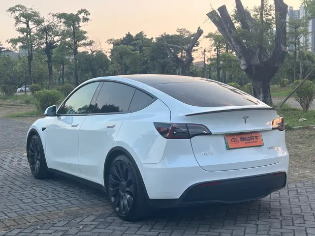 Tesla Model Y — Фото автомобиля 16